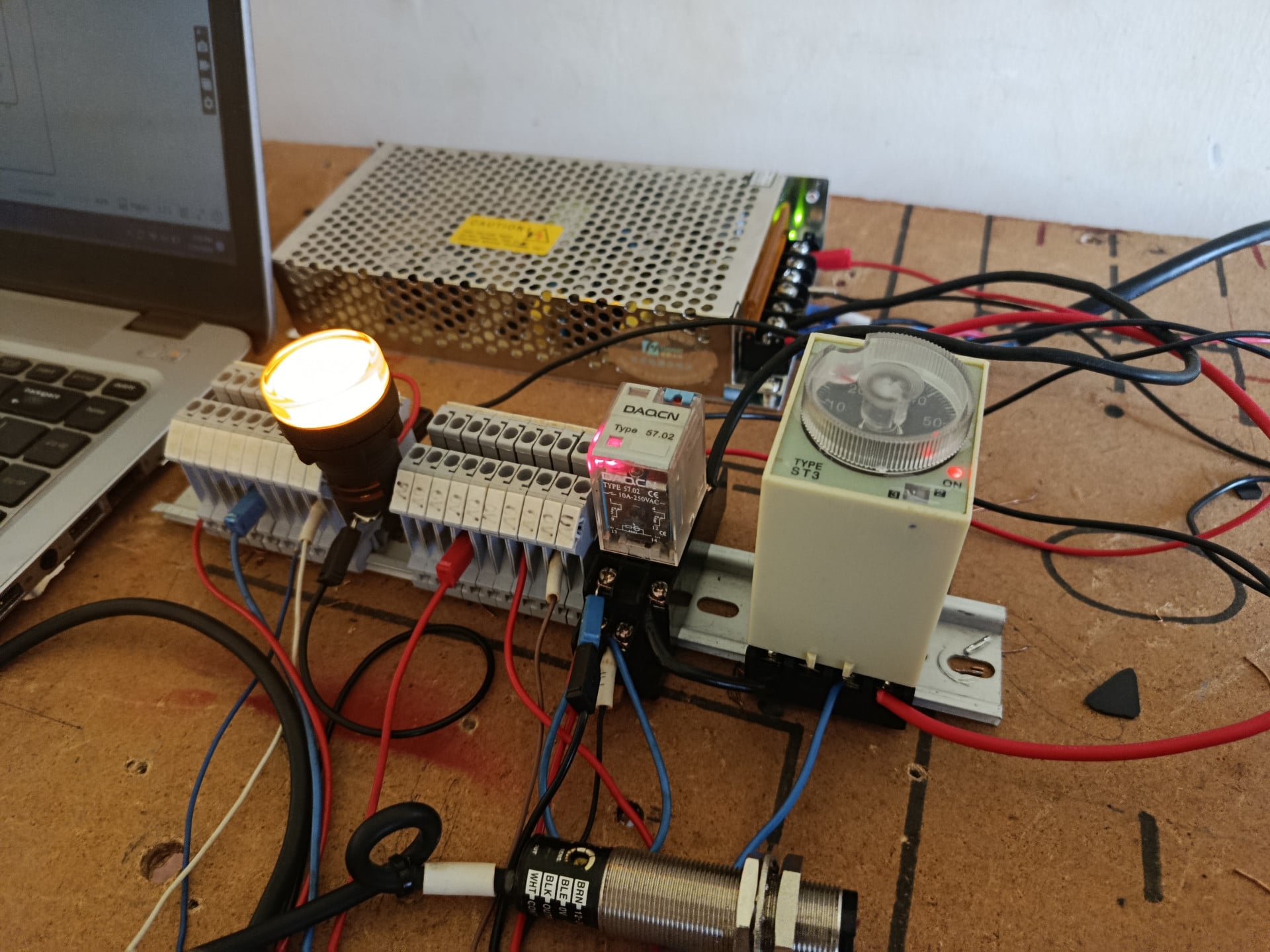 Building a Photoelectric Sensor-Controlled AC Timer Circuit Using a 24V DC Relay